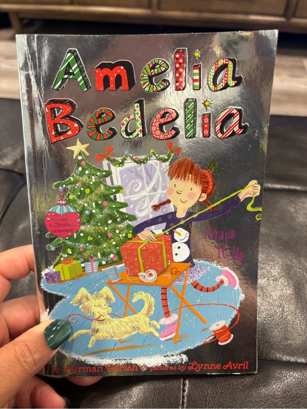 Amelia Bedelia Wraps It Up - Shiny Holiday Picture Book